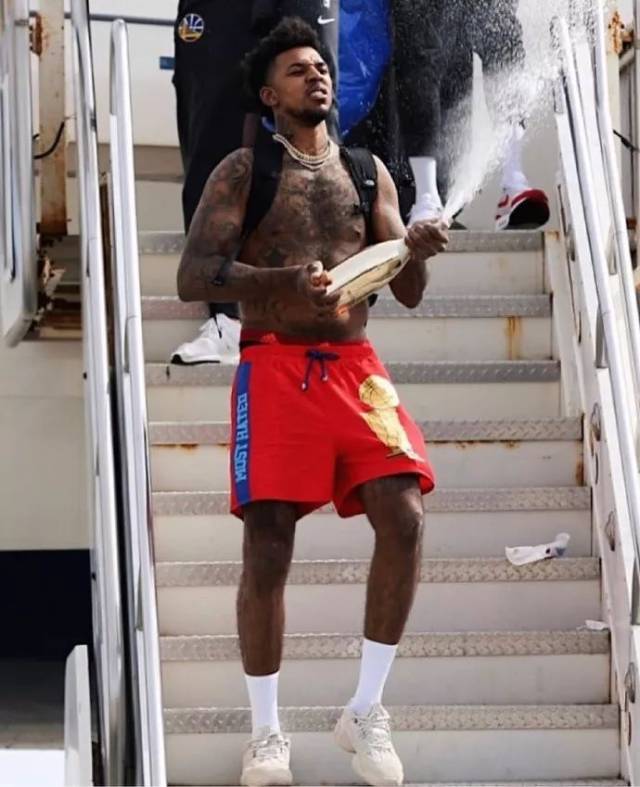 拜仁官方：阿芳和伊藤洋辉参加部分合练，穆西亚拉单独训练（拜仁通报：阿芳、伊藤洋辉参与部分合练，穆西亚拉继续单独训练）