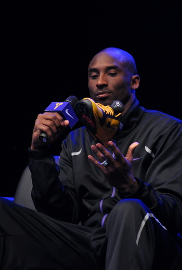 边锋赛后晒伤痕，网友称其太拼了（边锋赛后晒出伤痕，网友直呼拼劲十足）