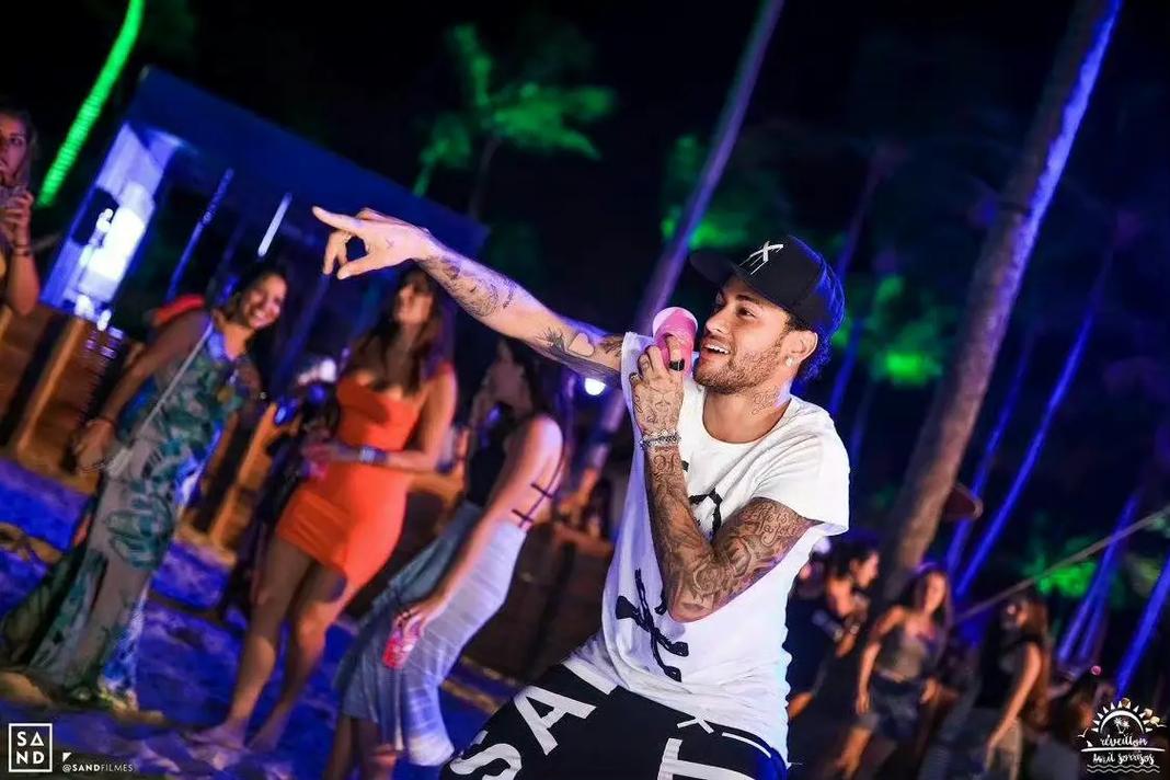 刘健：邵佳一做到了对每个人都公平，下班在路上也要思考问题（刘健称邵佳一对所有人公平，连下班路上也在琢磨工作）