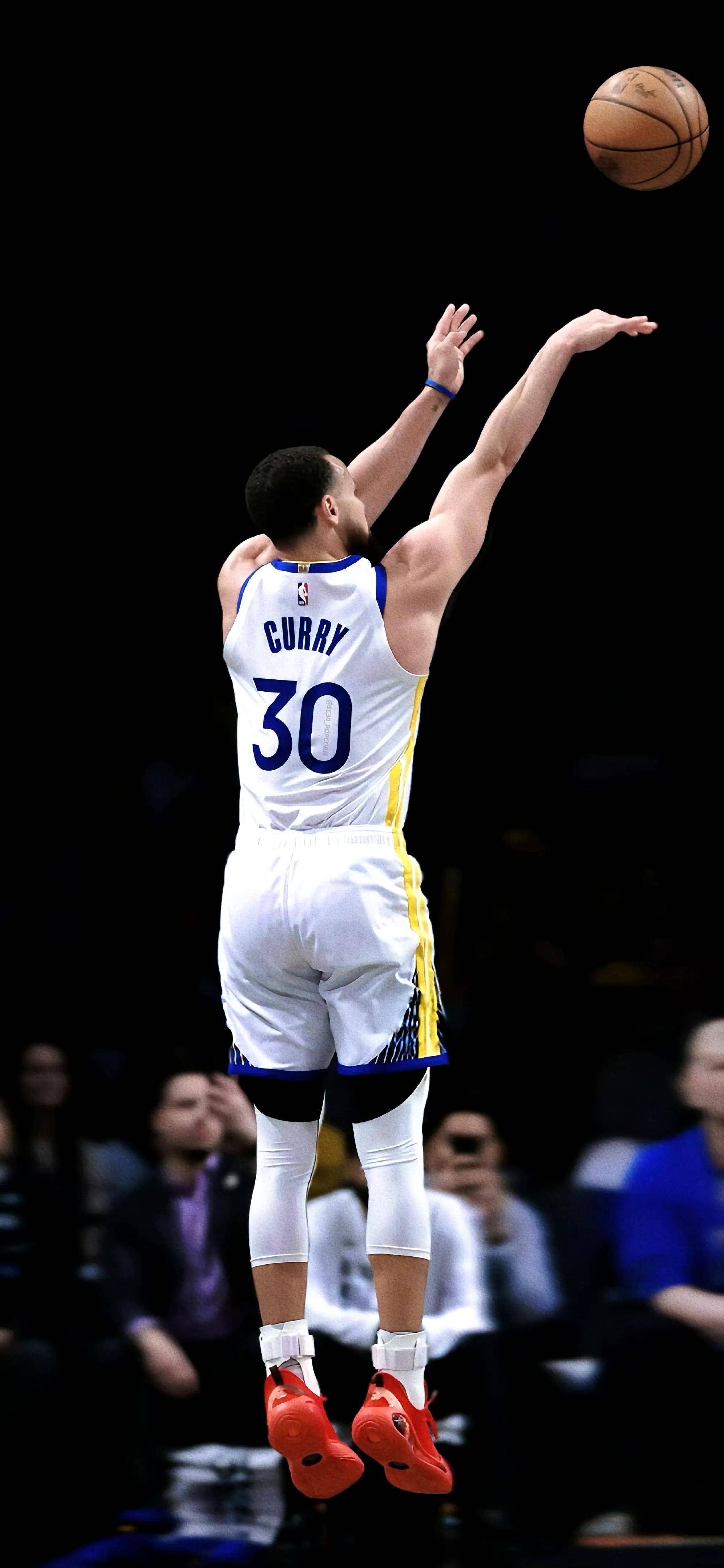 融于池畔，简于形制；瑞典高尔夫球场度假木屋设计（依水相融，形制极简：瑞典高尔夫球场度假木屋设计）