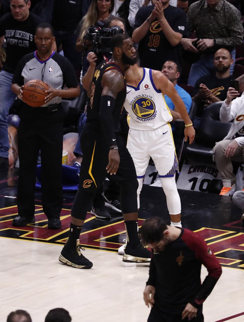 意媒：库普梅纳斯转型中卫表现亮眼，尤文中场补强成当务之急（意媒：库普梅纳斯改打中卫表现出众，尤中文场补强刻不容缓）