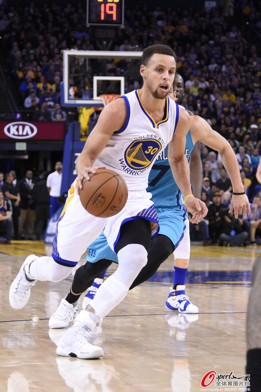 欧冠八强全部出炉，新贵强势晋级引爆热议（欧冠八强尘埃落定，新贵强势突围引发热议）