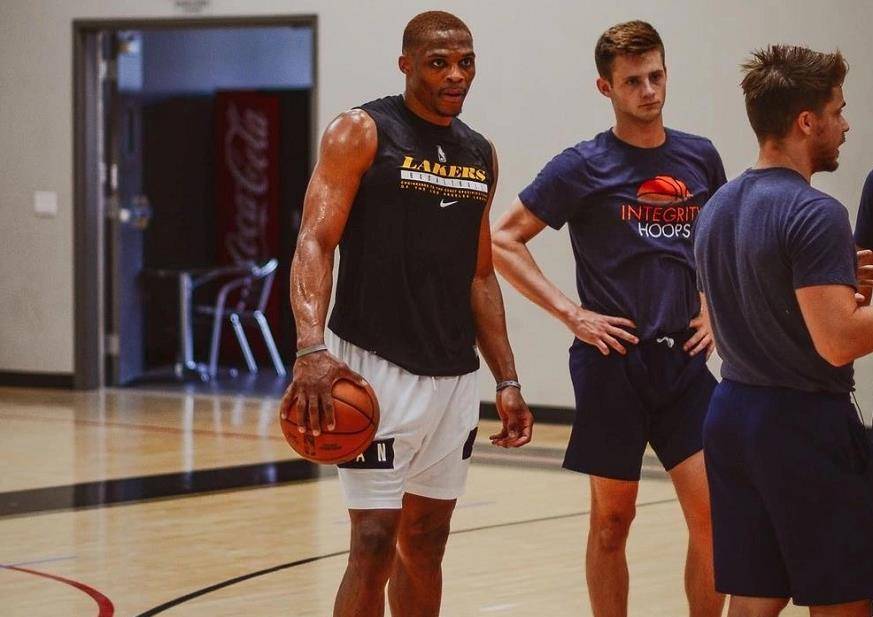 半场：新鹏城1-1成都，安永佳开场闪击，费利佩建功（半场战罢：新鹏城1-1成都，安永佳闪电破门，费利佩扳平比分）