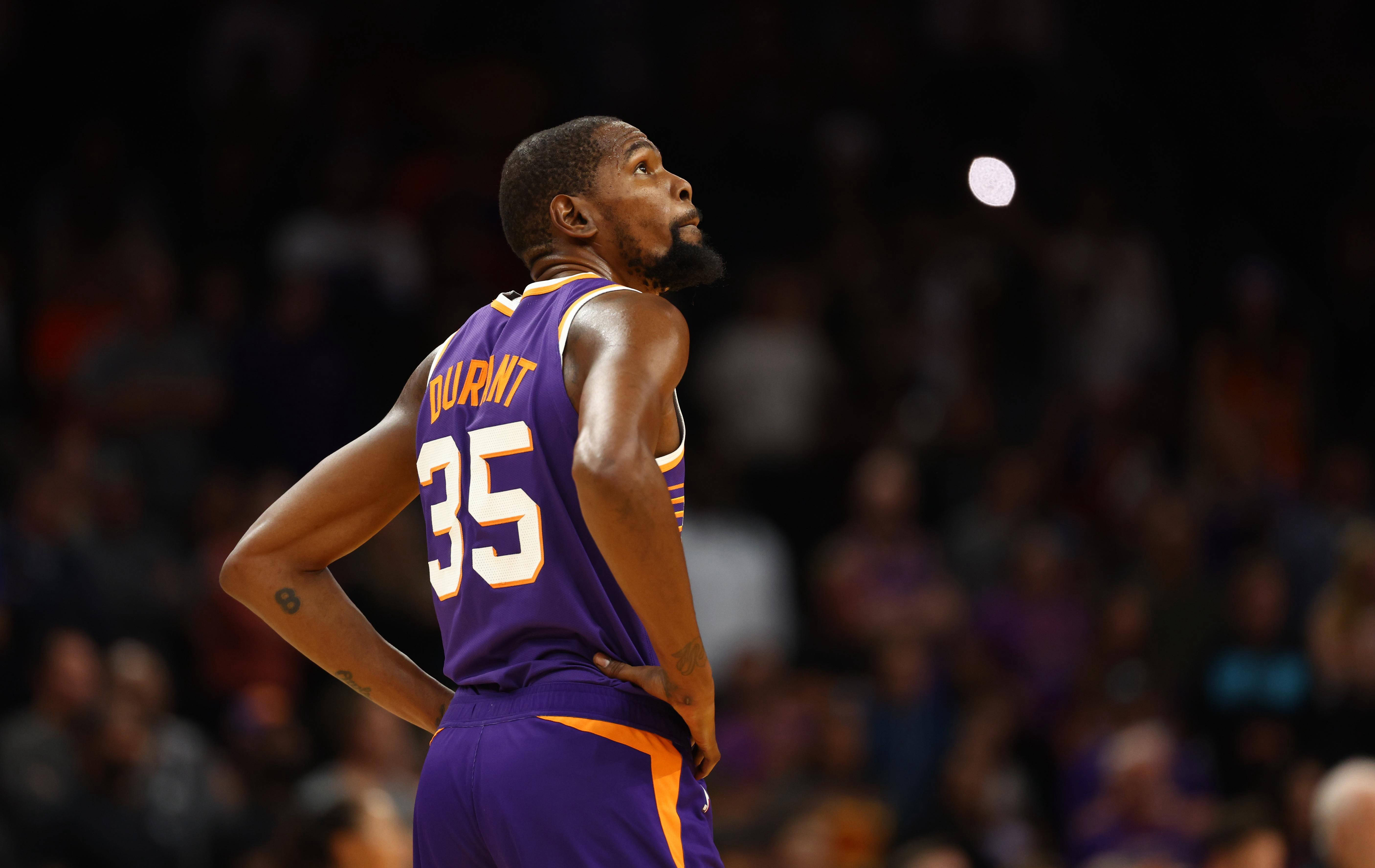 特伦斯·克劳福德因拒缴WBC制裁费被剥夺拳王头衔，引发争议，拳迷对其立场分化，争议持续。（因拒缴WBC制裁费，特伦斯·克劳福德被撤销拳王头衔；风波未息，拳迷立场分化）