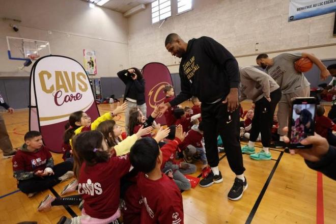 残特奥会选手与领跑员携手冲线夺冠（残特奥会选手与领跑员并肩冲线夺魁）