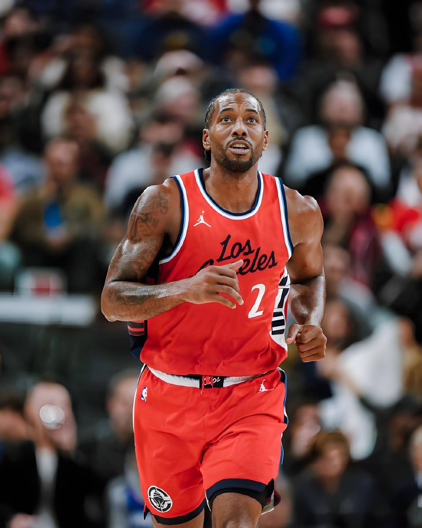 凯利这个被动，连着几次找霍伊伦最后还是没找到，（凯利过于被动，屡次寻霍伊伦仍无果）